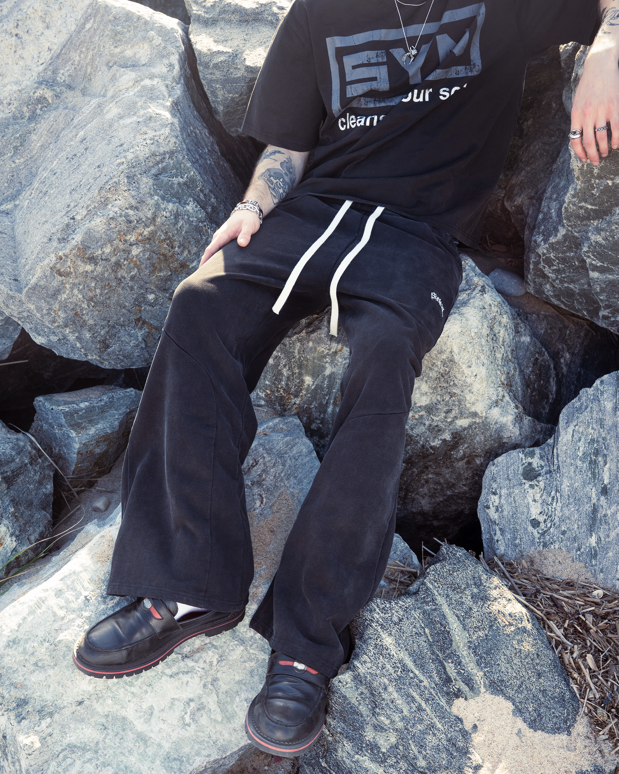 SYNICAL | vein-sweatpants-washed-black